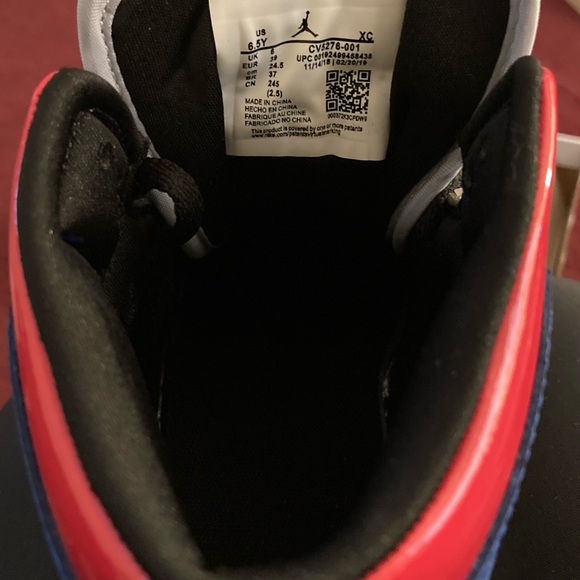 NWOT Air Jordan 1 Retro Black, Green, Red - Picture 5 of 6